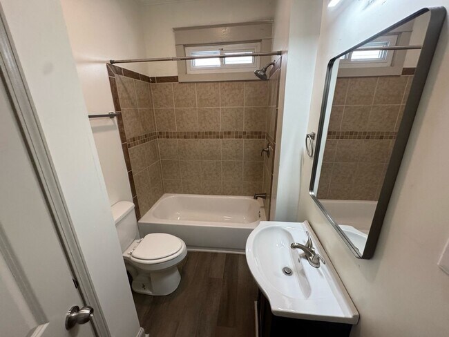 Building Photo - Charming 1BR Apartment in Bristol, TN - Cozy Living Awaits!