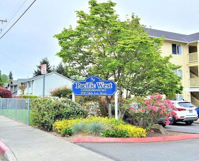 Building Photo - 9727 18th Ave W