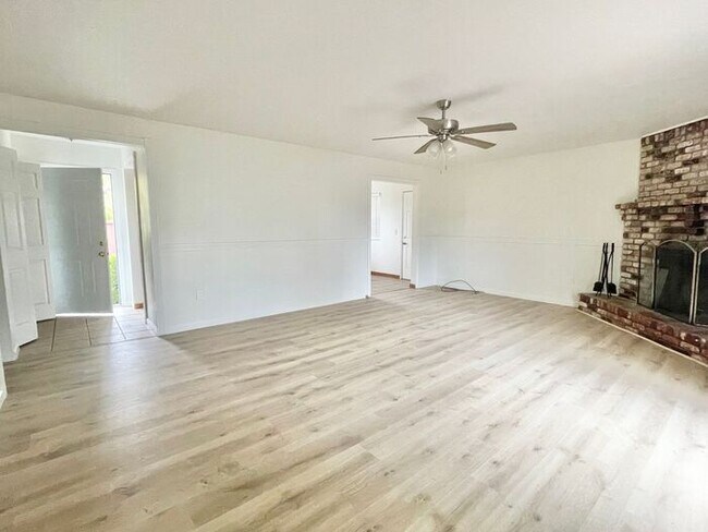 Building Photo - This beautifully maintained 3-bedroom, 2-bathroom Windsor home