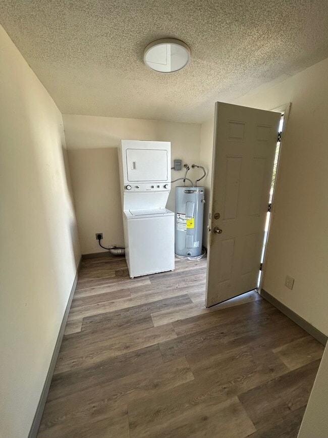 Building Photo - Updated 2 Bedroom Cottage