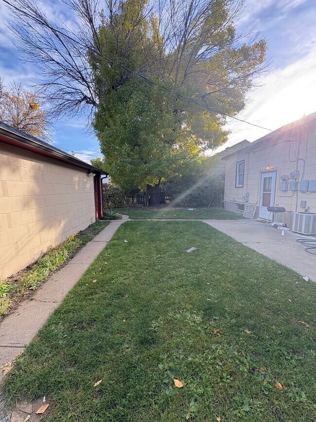 Building Photo - Centrally located 2 bed 1 bath upper level...