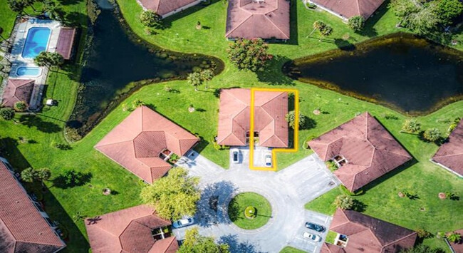 Building Photo - 9861 Three Lakes Cir