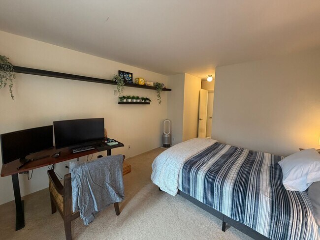 Building Photo - Light-Filled 1 Bed / 1 Bath Condo in UTC, San Diego – Skylights & Balcony