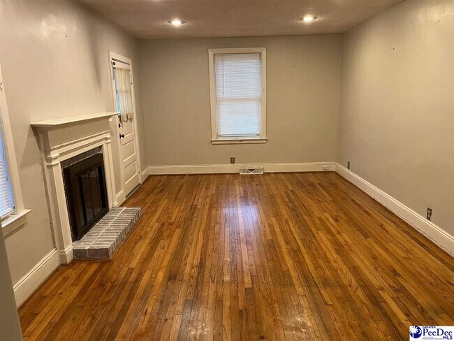 Building Photo - 1008 W Cedar St