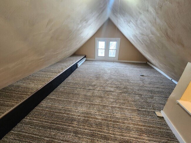 Building Photo - Charming 4-Bedroom Property in Prime Location