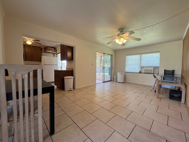 Building Photo - AVAIL 10/15 -- $1,200 ** Annual ** 2 Bed /...