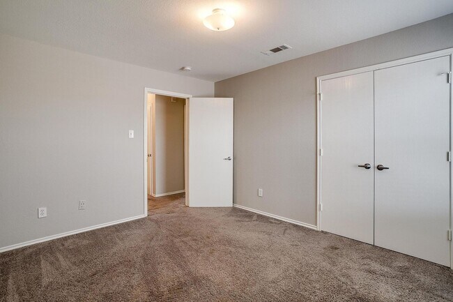 Building Photo - Large 4 Bedroom 3.5 Bathroom- Eagle Mounta...