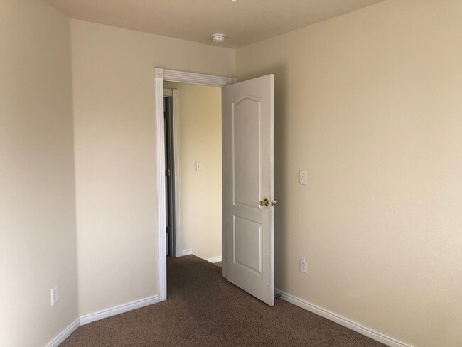 Building Photo - 2 bedroom unit Centrally located in Nampa