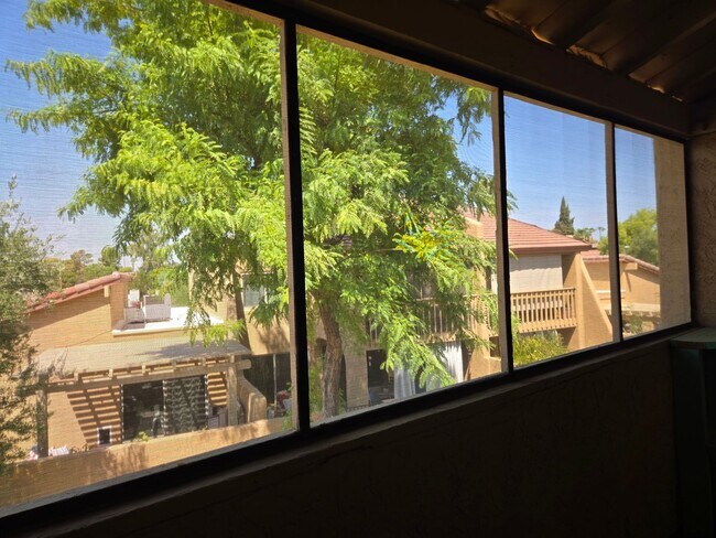 Building Photo - Beautiful two story, 3 bed, 1 full bath, 2...