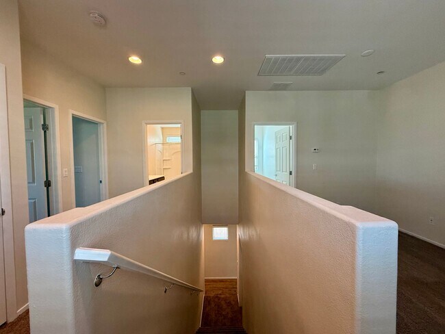 Building Photo - 3 BED 2.5 BATH 2 CAR GARAGE HOME w/ LOFT &...