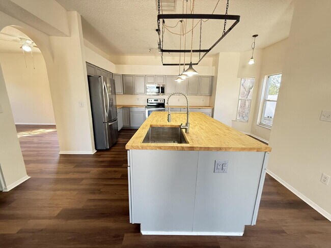 Building Photo - Beautifully remodeled 6 bedroom - 3 bath home in Summerfield Village