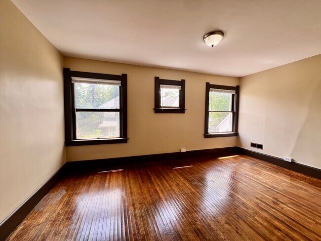 Building Photo - 3 Bedroom House