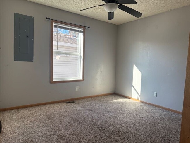 Building Photo - 819 5th St S