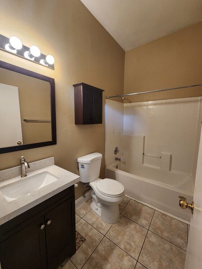 Building Photo - A Fabulous 3 Bedroom Townhome In North Las...