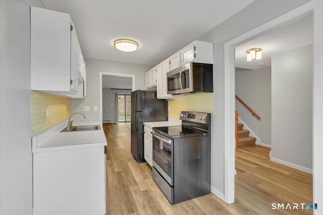 Building Photo - 10 Briar Ct