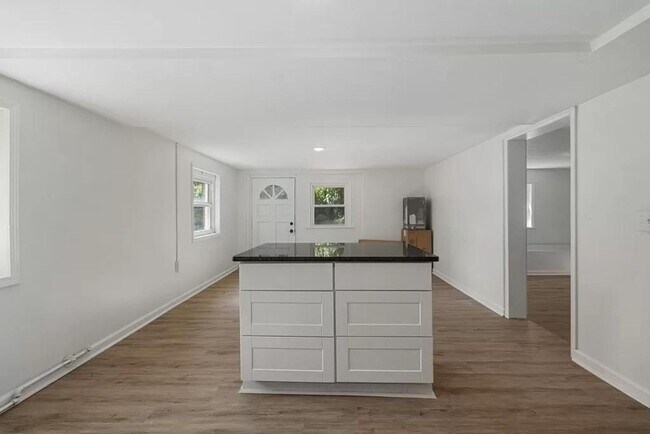 Building Photo - 5 Bedroom and 3 Bathroom home available to...