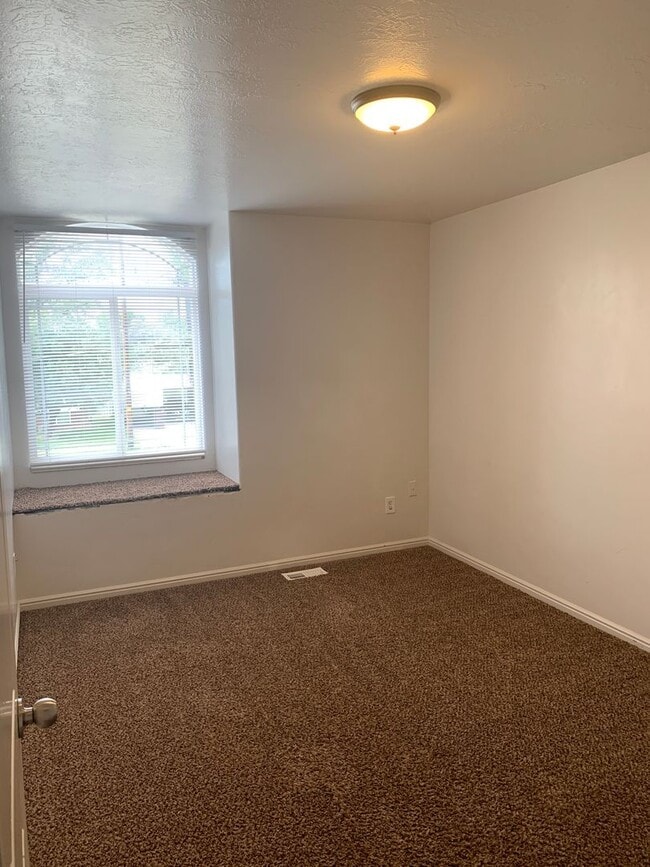 Building Photo - Spacious 5 Bedroom in Roy!