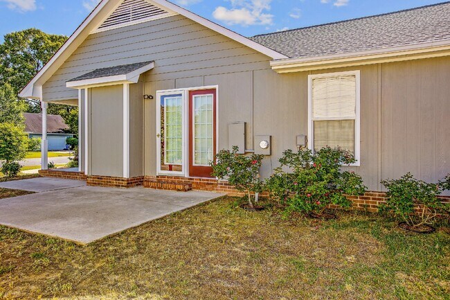 Building Photo - 3 Bedroom 2 Bathroom Nest in Fayetteville