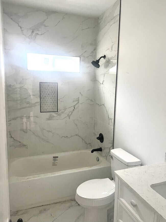 Building Photo - 322 Lincolnshire Square