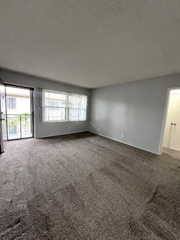 Building Photo - 722 E Carson St
