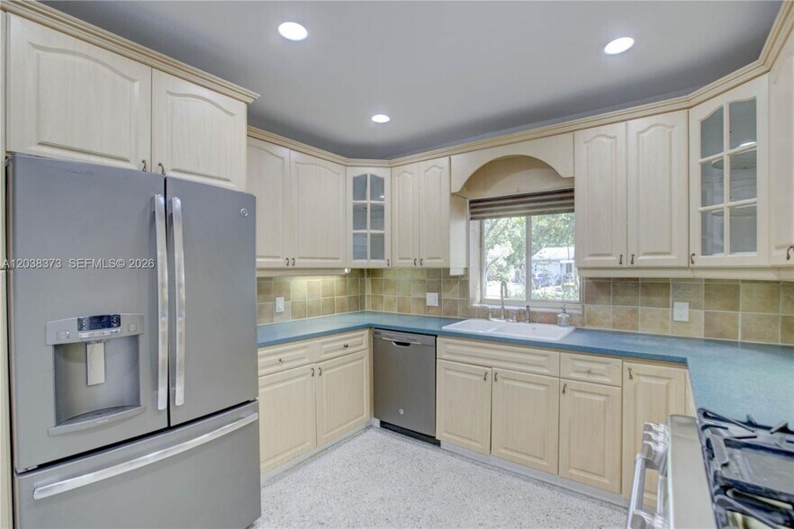 Building Photo - 616 SW 11th Ct
