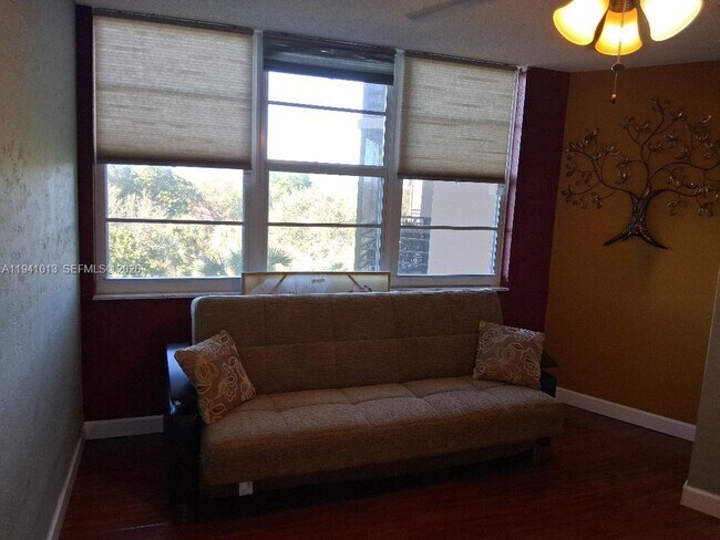 Building Photo - 1400 St Charles Pl