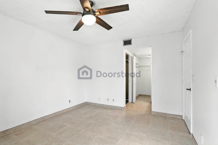 Building Photo - 3050 Norwood Pl
