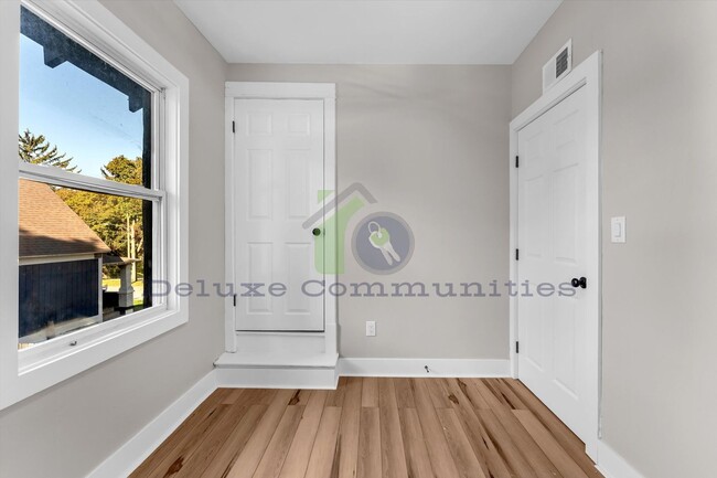 Building Photo - 724-724 Adams St SE