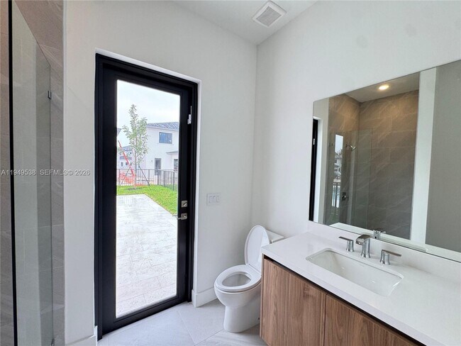 Building Photo - 19670 NE 14th Ct