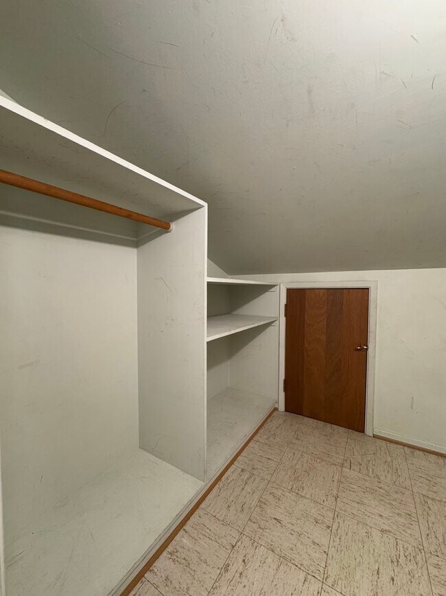 Building Photo - Spacious 6 Bedroom, 3 Bathroom Home Near CWU