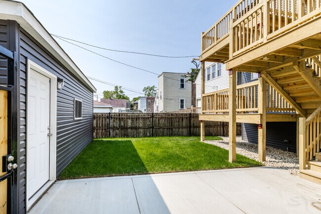 Building Photo - 1044 N Springfield Ave