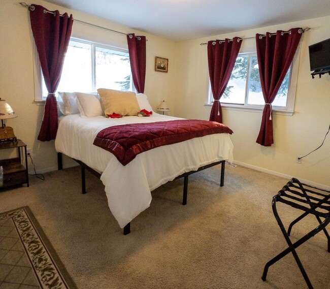 Master Queen suite - 7246 Old Hillside Way