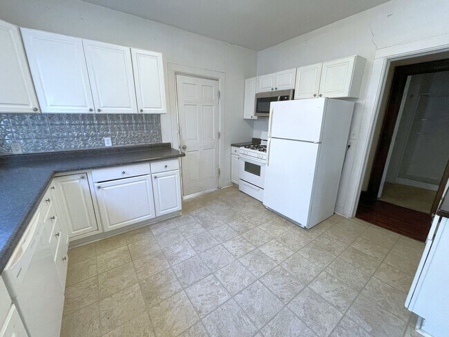 Building Photo - 1119/21 Bowen Ct.