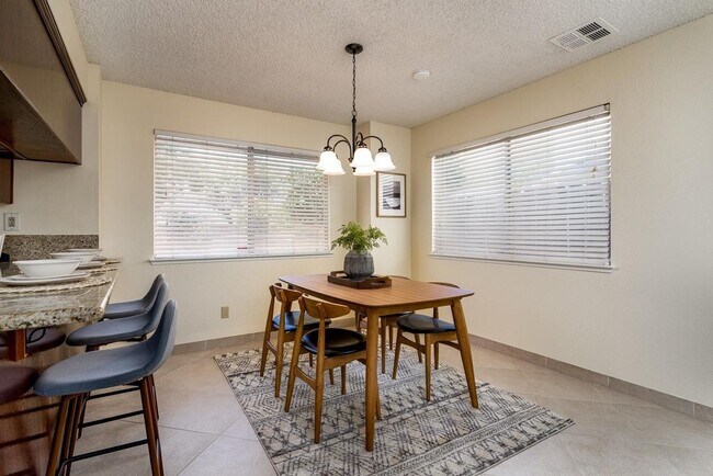 Building Photo - Beautiful 3 bedroom home in Clovis!