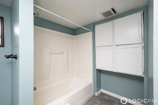 Building Photo - Stunning Single Family Home In Excellent L...