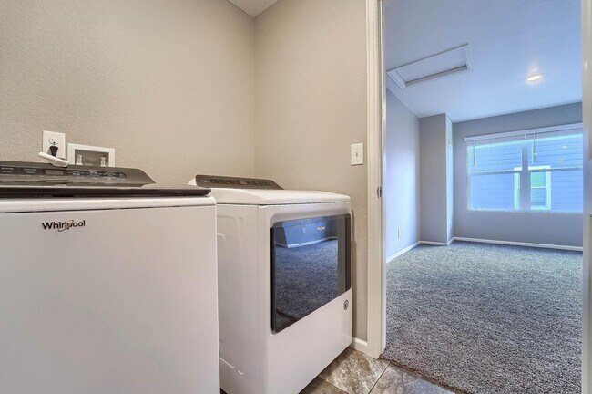 Building Photo - Gorgeous 4 bed, 3 bath, loft and an office!