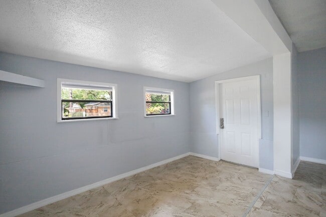 Building Photo - Very large 4bdrm/2bath House, Ready End of February