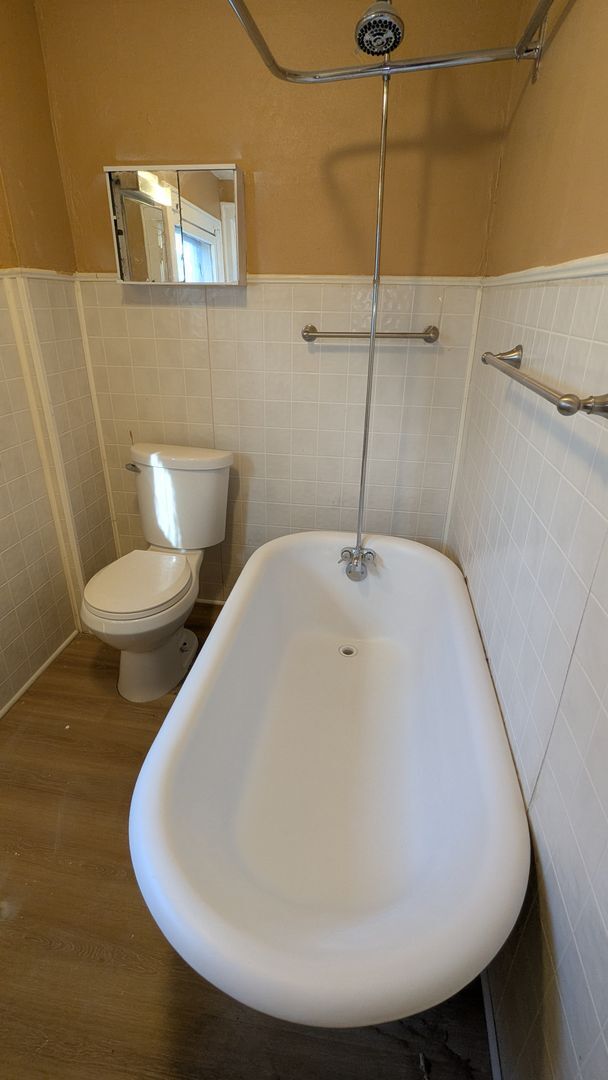 Building Photo - A charming 3-bedroom, 1.5-bathroom home located in the vibrant city of Akron