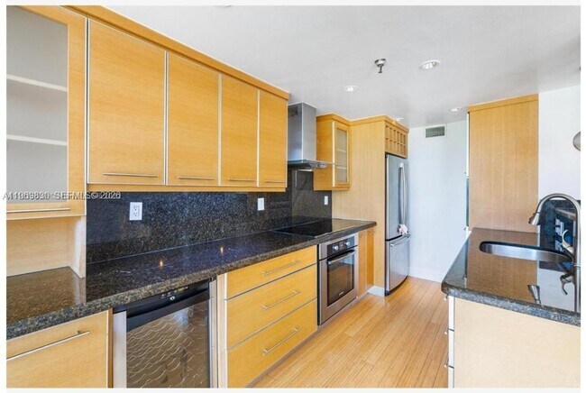 Building Photo - 290 174th St St