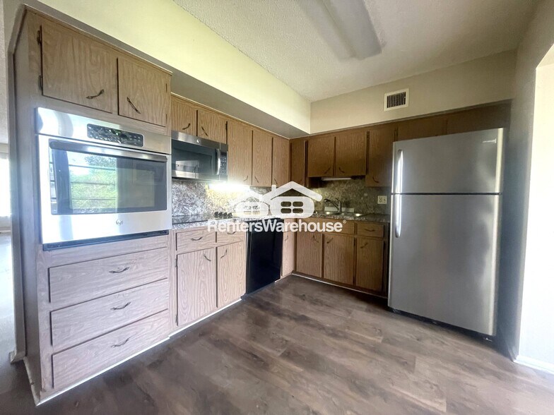 Building Photo - 2402 Ecuadorian Way