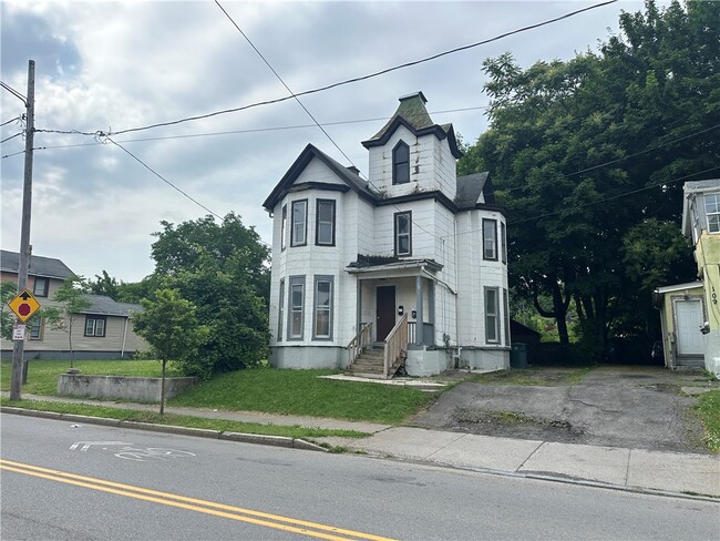 Primary Photo - 113 Clifford Ave