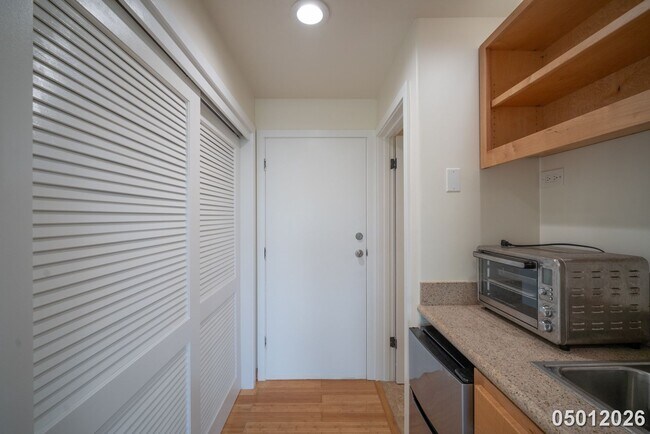 Building Photo - Available Now! Studio / 1 BA / 1 Parking stall in Kailua