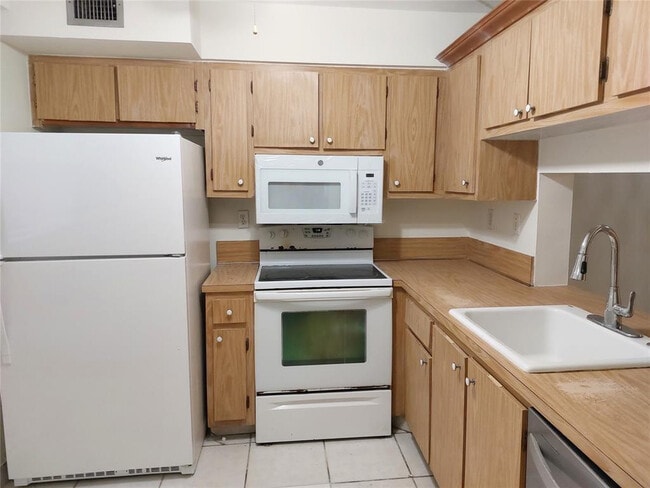 Building Photo - 409 Gardens Dr