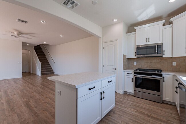 Building Photo - 4 bedroom home for rent