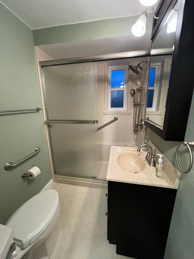 Building Photo - Updated 2 bedroom cutie in Brentwood! ** H...