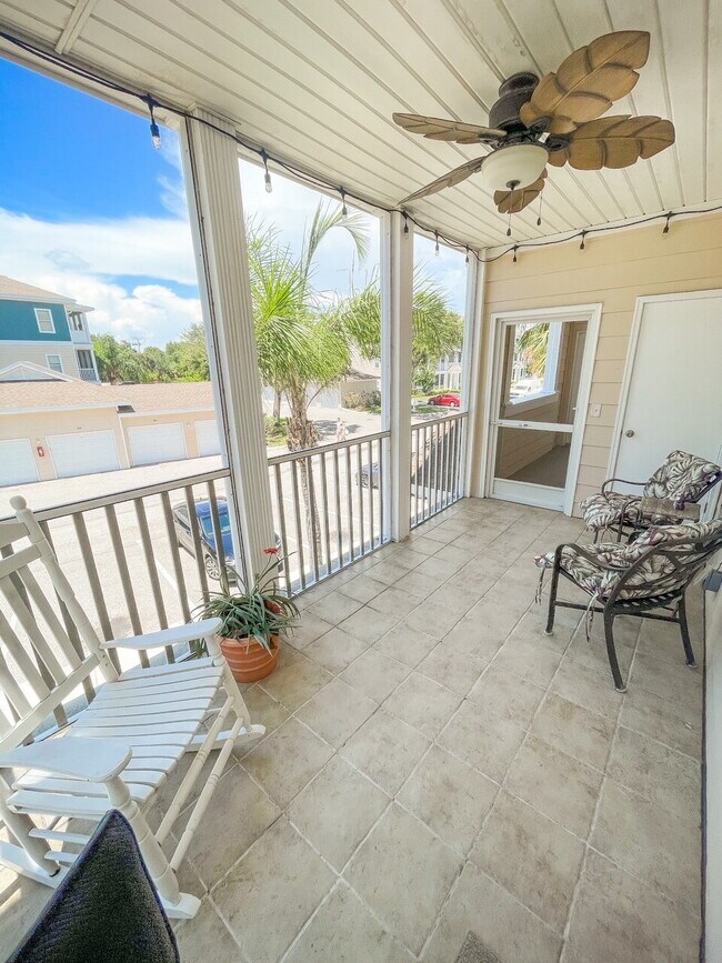 Building Photo - "Chic & Cozy Furnished 1-Bedroom Condo with Granite Charm and Poolside Relaxation in Bradenton!"