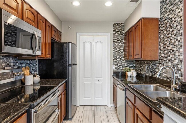 Building Photo - 6000 Shepherd Mountain Cove