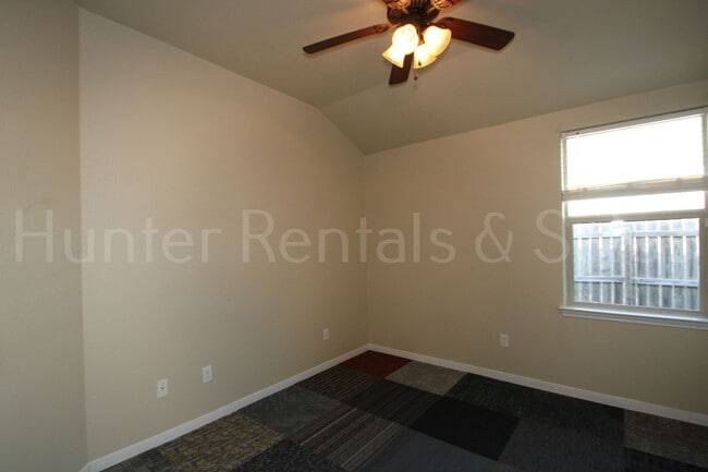 Building Photo - Beautiful 3 Bedroom Duplex