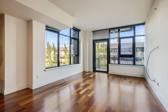 Building Photo - Gorgeous 2 Bed Unit @ The Gallery - Bellto...