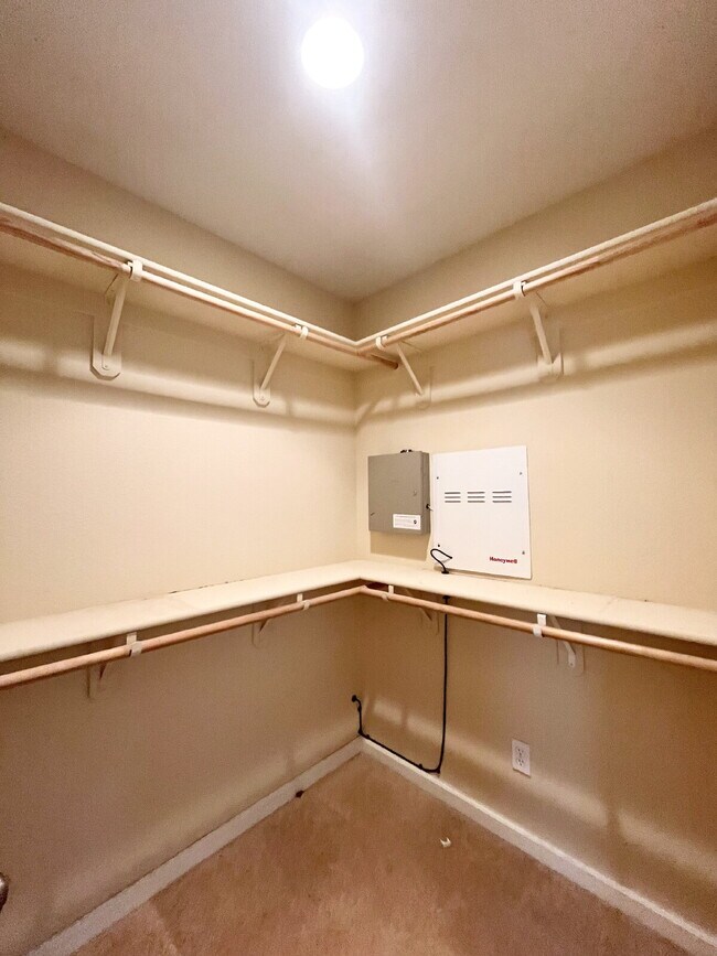 Building Photo - North Merced: $2179 3 Bedroom 2 Bathroom p...